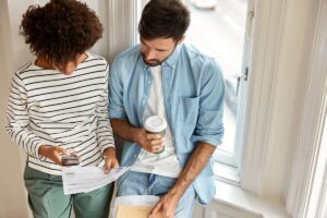 Des personnes entrain de contacter loca pass pour obtenir une aide au logement