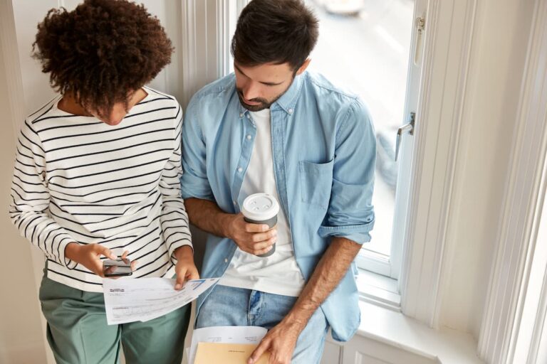 Des personnes entrain de contacter loca pass pour obtenir une aide au logement