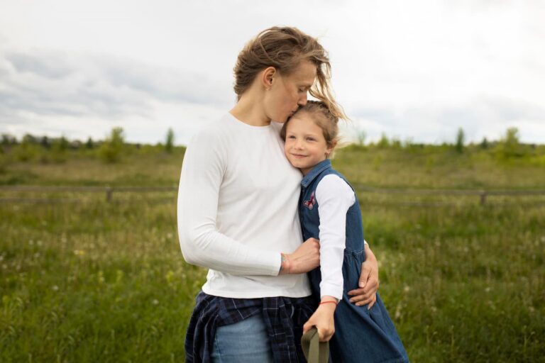 Une mère et son enfant : 85 % des famille monoparental sont composés de là mère et de ces enfants